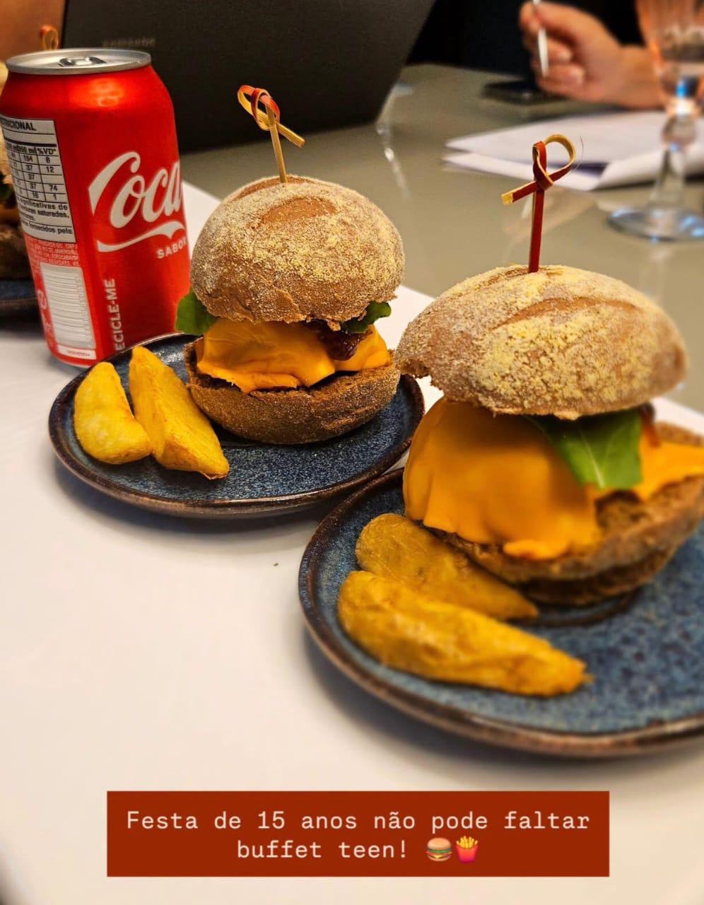 Mini hambúrgueres artesanais com batata rústica servidos em pratos de cerâmica