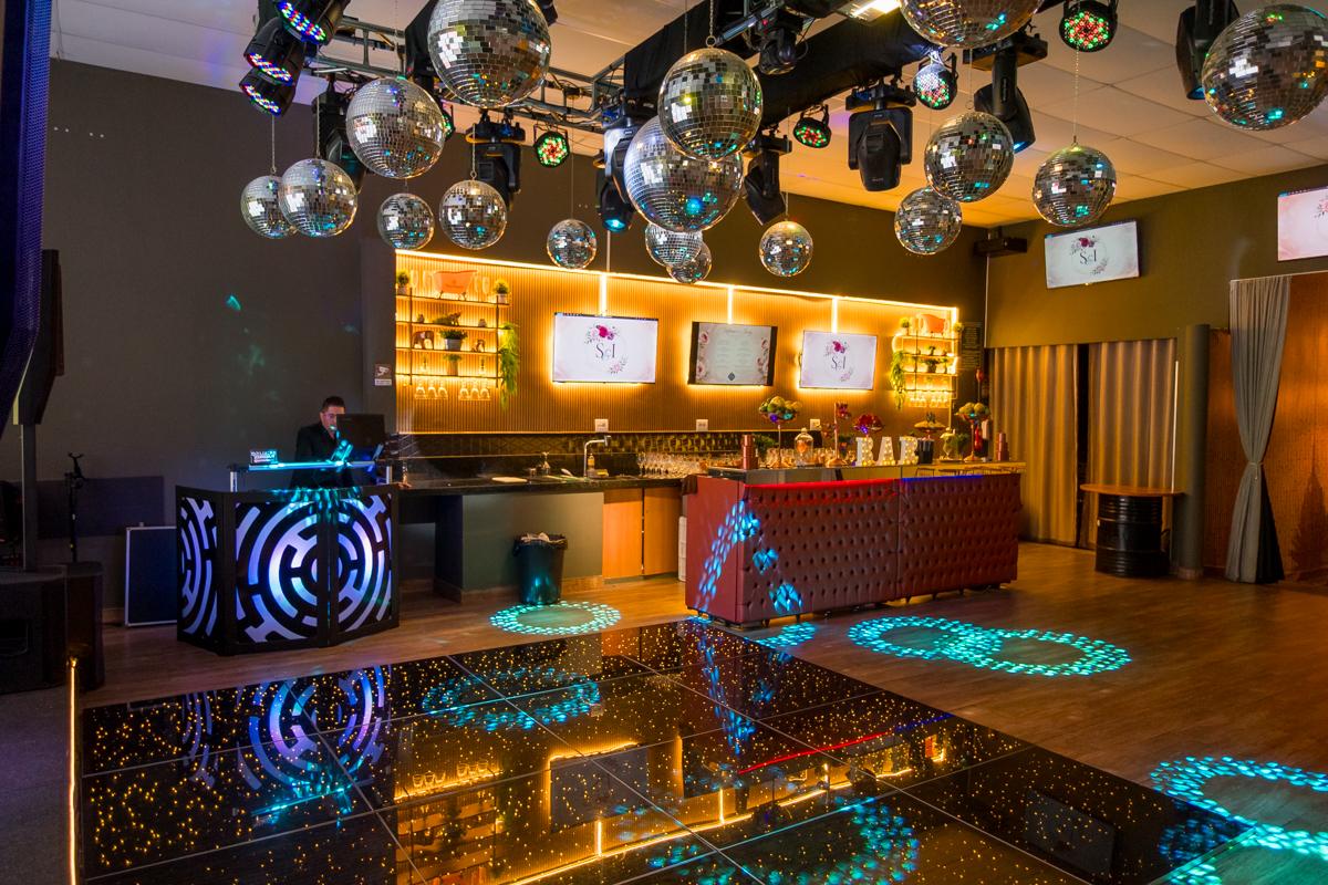 Pista de dança espelhada com luzes de LED, globos espelhados e bar iluminado