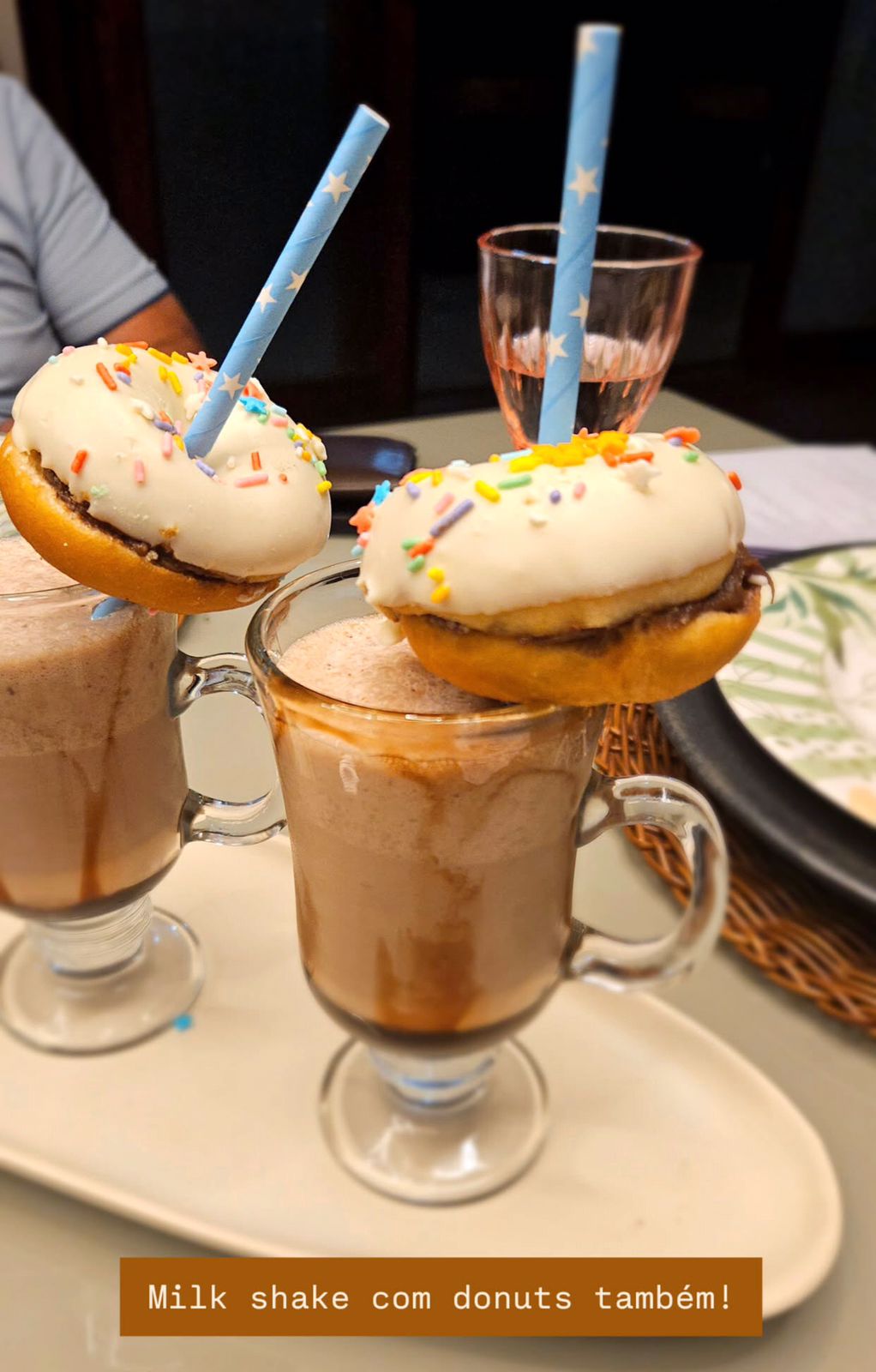 Milk-shakes decorados com donuts e granulado colorido