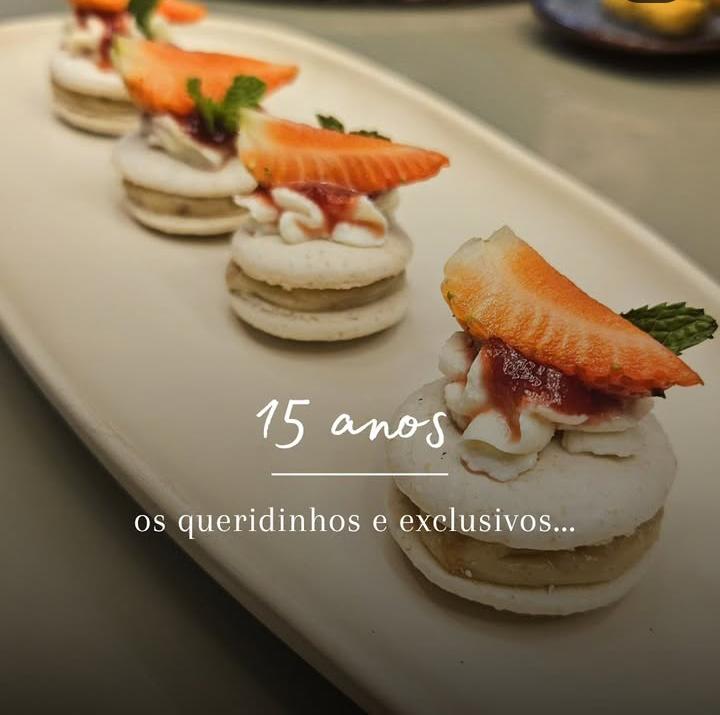Mini pavlovas com creme e morango sobre travessa branca